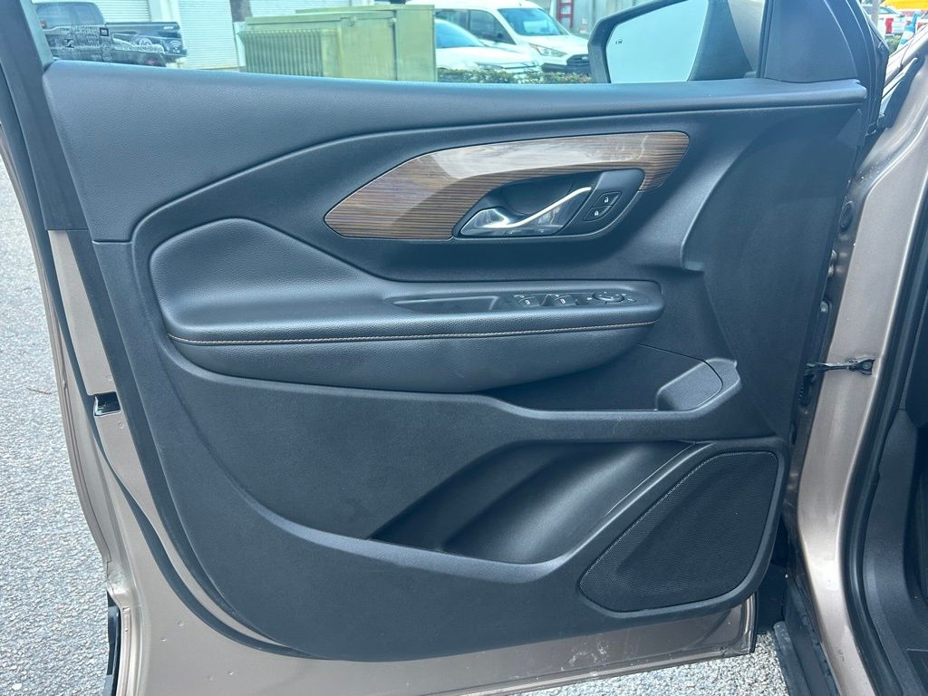 Vehicle image 37 of 44