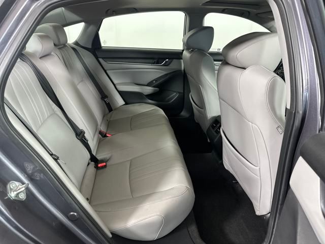 Vehicle image 25 of 27