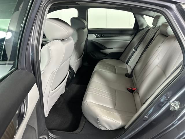 Vehicle image 23 of 27