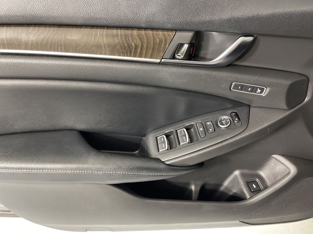Vehicle image 32 of 50