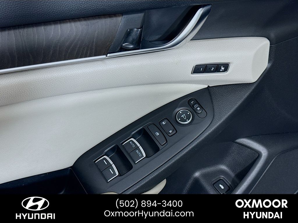 Vehicle image 11 of 32