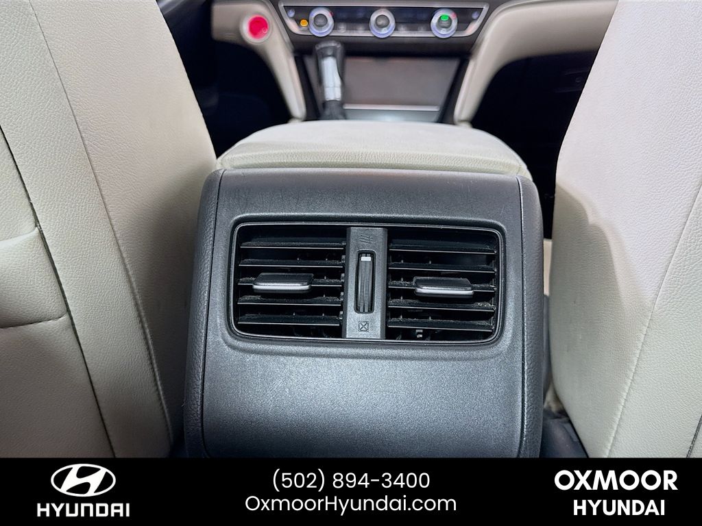 Vehicle image 17 of 32