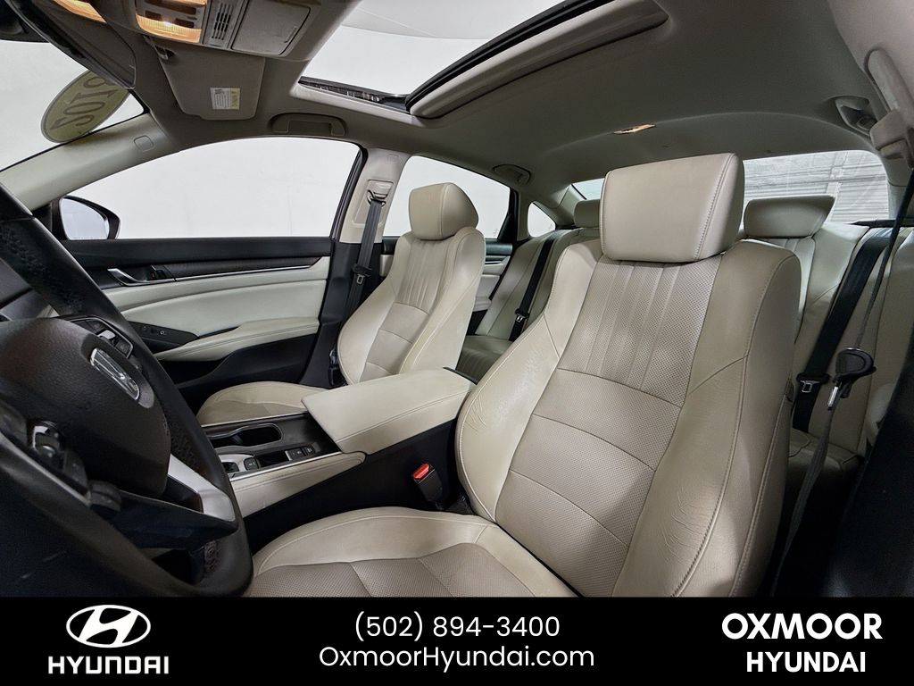 Vehicle image 26 of 32