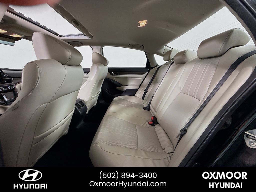 Vehicle image 22 of 32