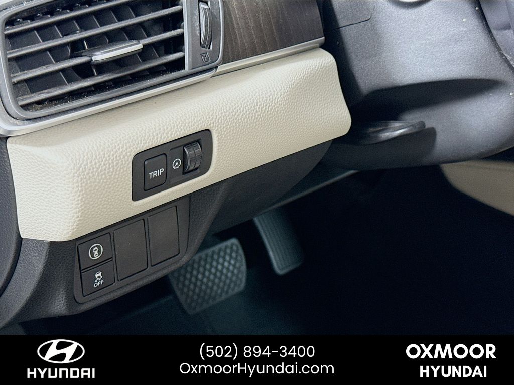 Vehicle image 13 of 32