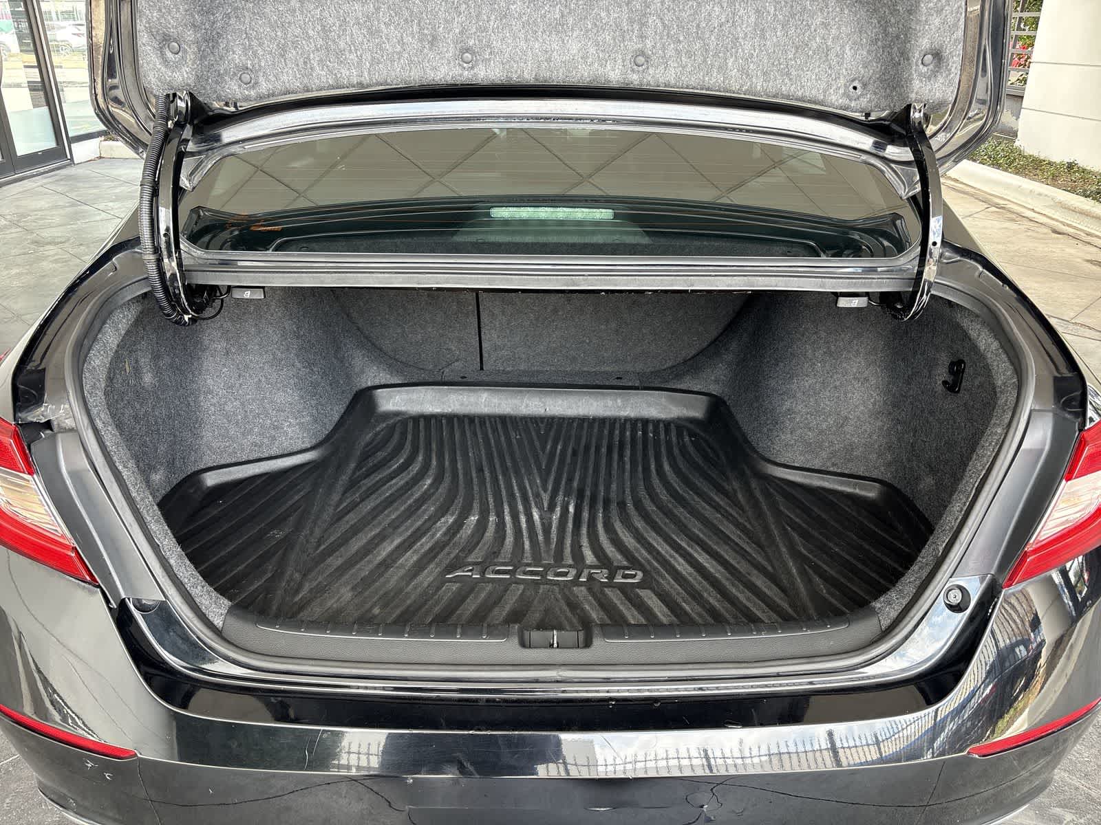 Vehicle image 10 of 32