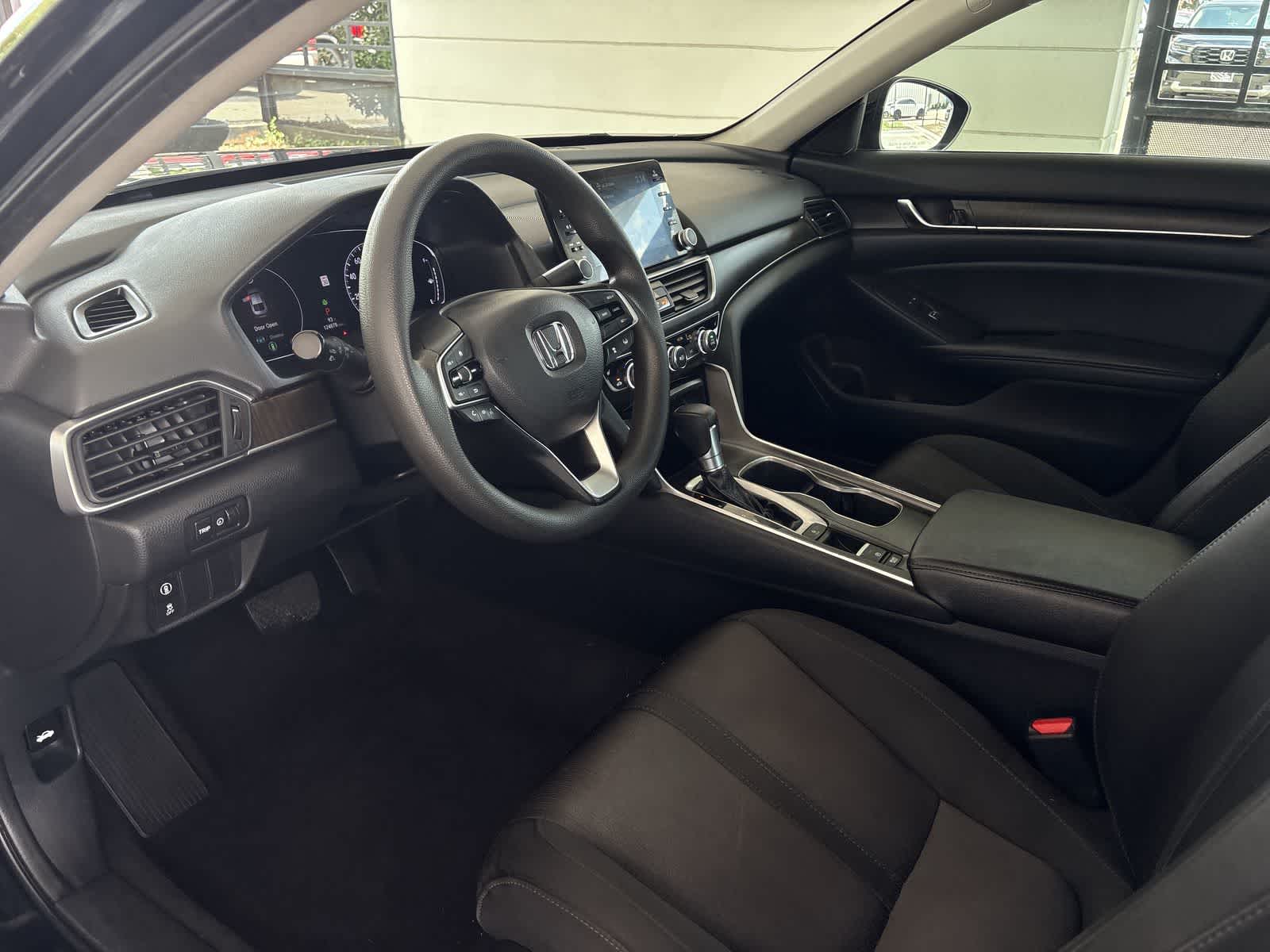 Vehicle image 17 of 32