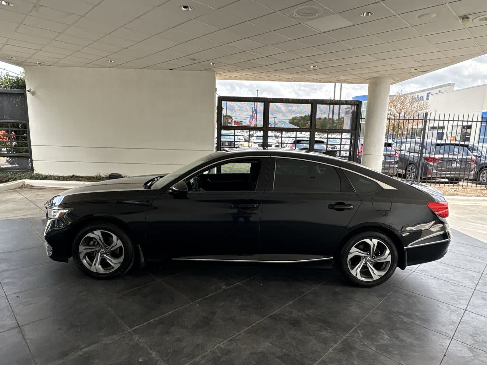 Vehicle image 8 of 32
