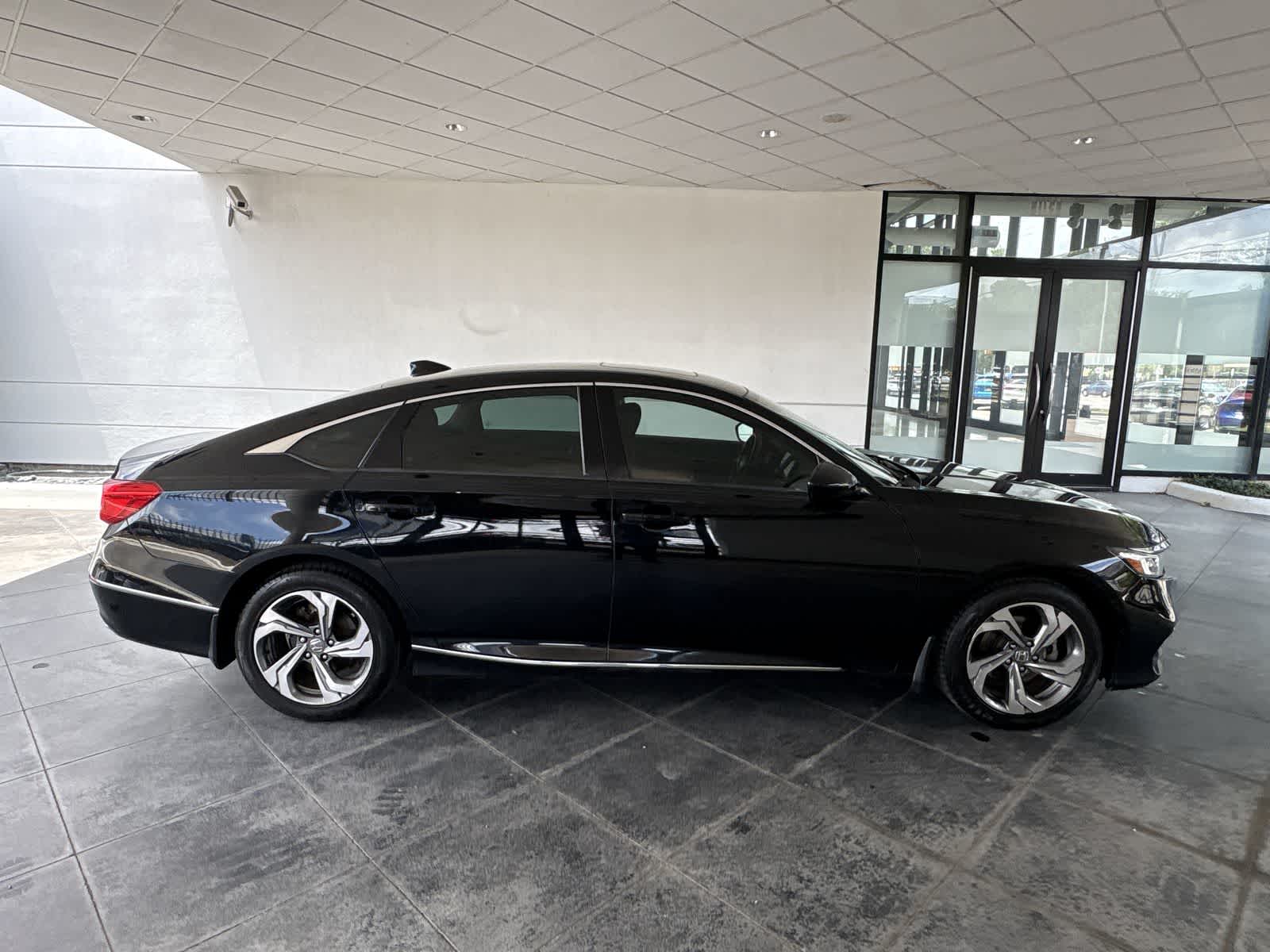 Vehicle image 4 of 32