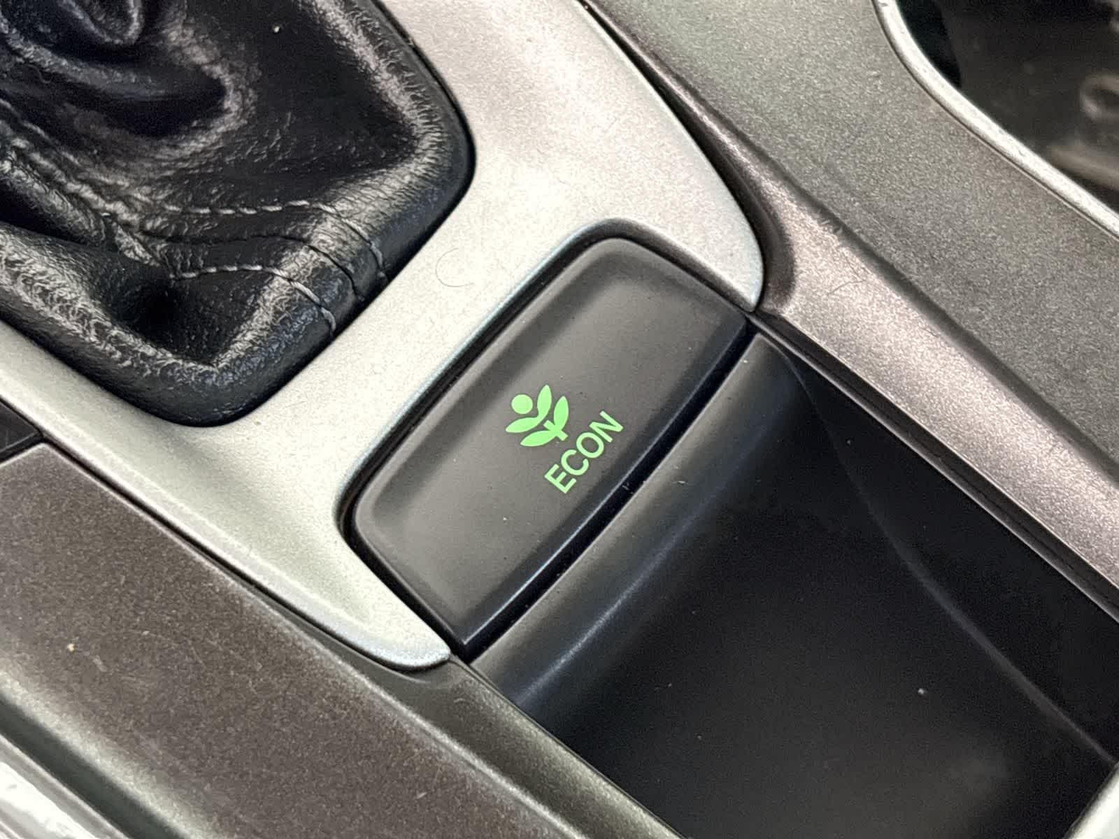 Vehicle image 25 of 32