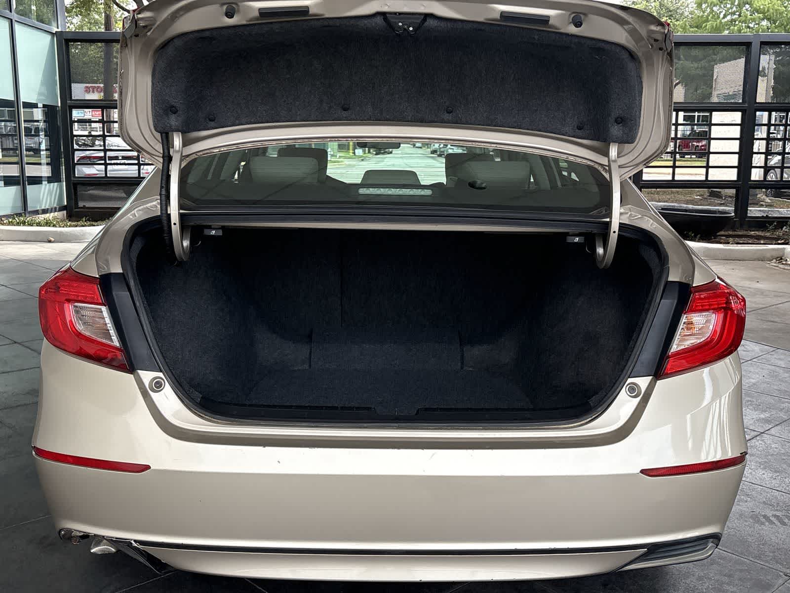 2018 Honda Accord EX 1.5T Image 9 of 32