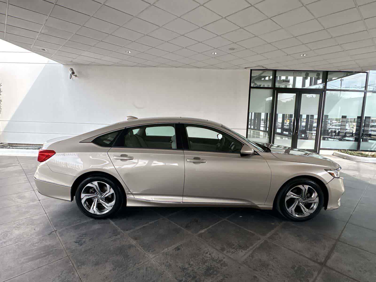 2018 Honda Accord EX 1.5T Image 4 of 32