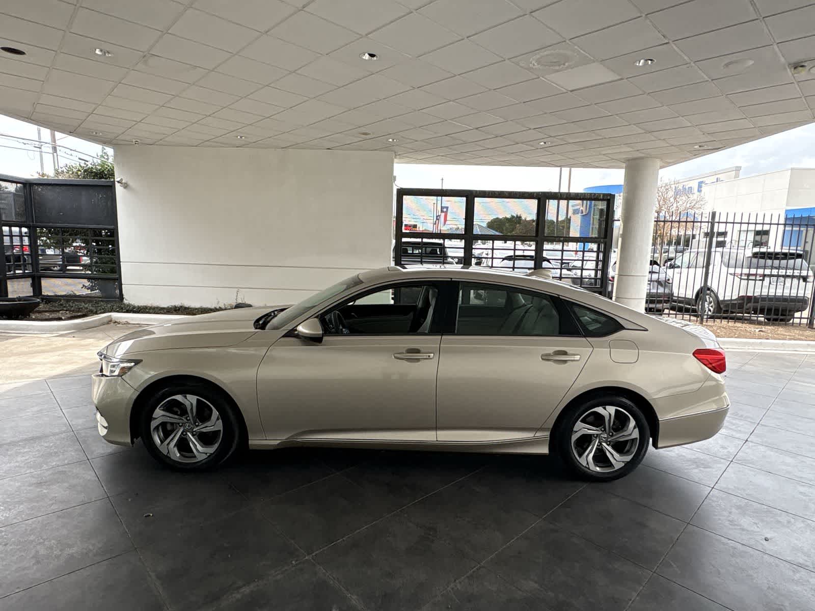 2018 Honda Accord EX 1.5T Image 7 of 32