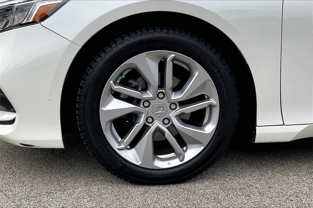 2018 Honda Accord LX 1.5T Image 9 of 34