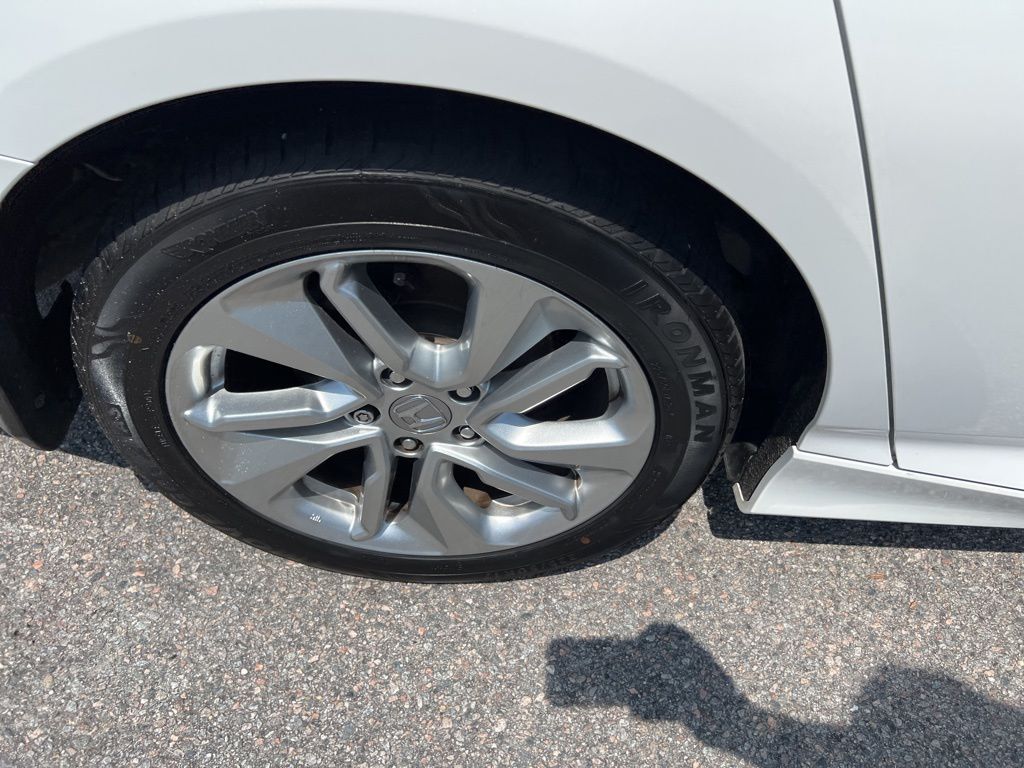 2018 Honda Accord LX 1.5T Image 11 of 30