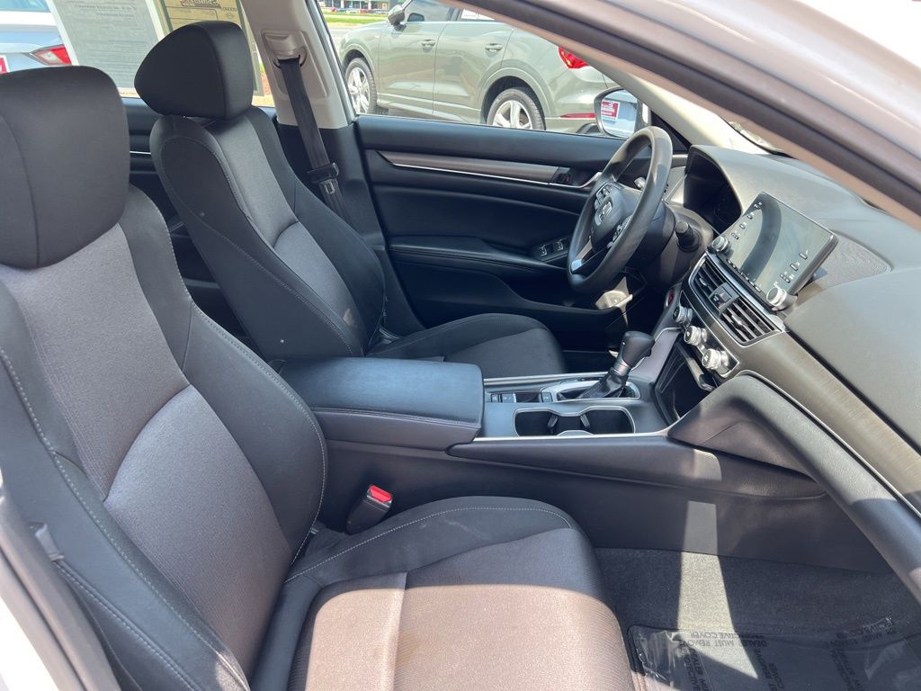 2018 Honda Accord LX 1.5T Image 17 of 30