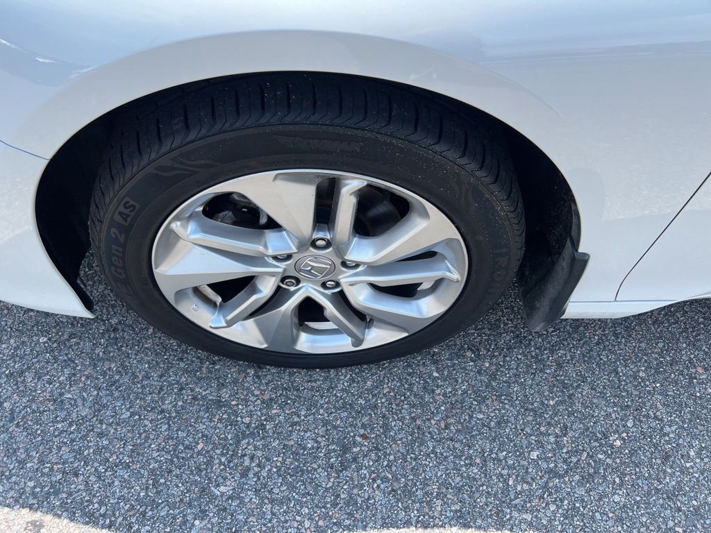 2018 Honda Accord LX 1.5T Image 9 of 30