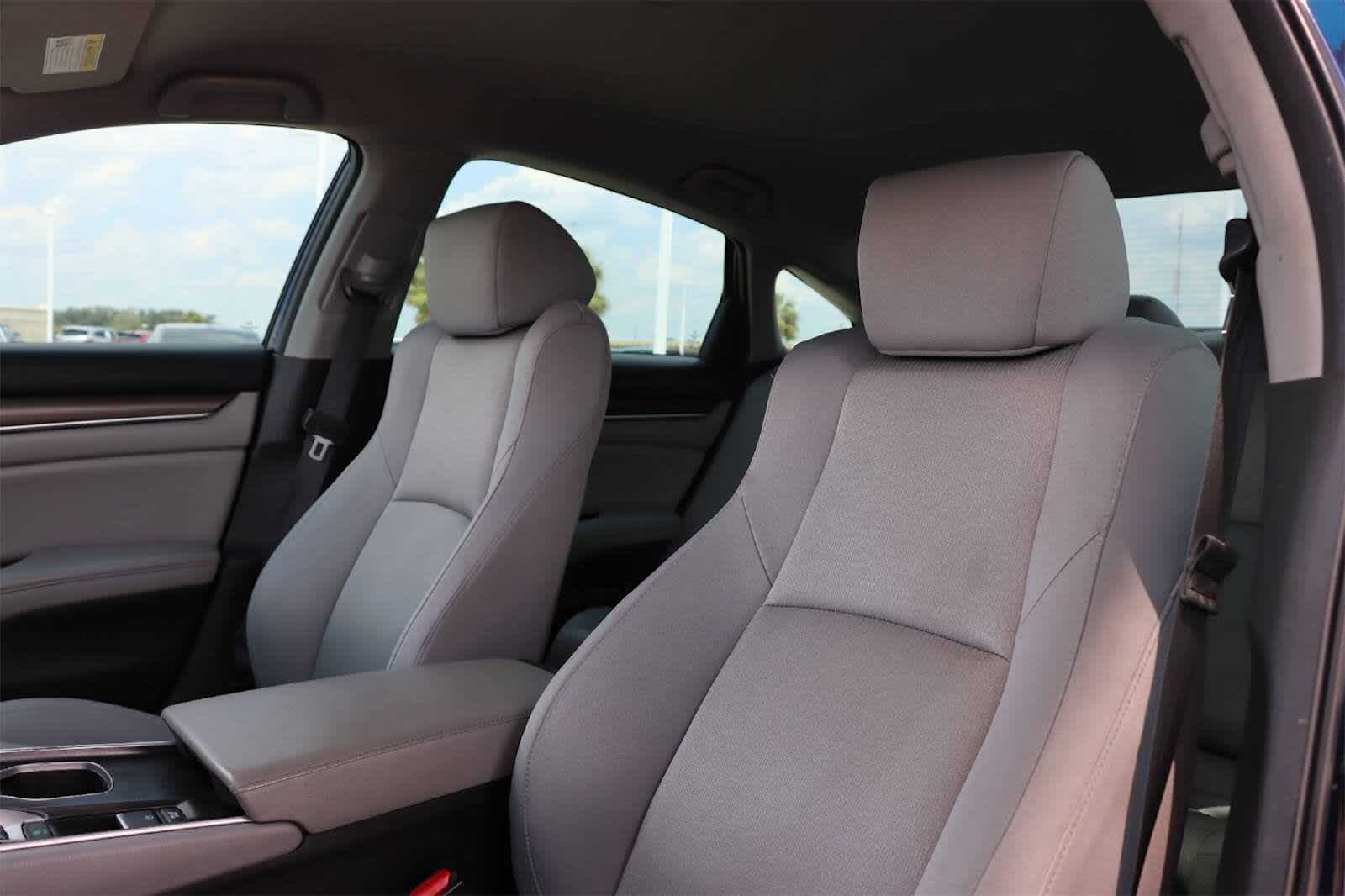 2018 Honda Accord LX 1.5T Image 8 of 25