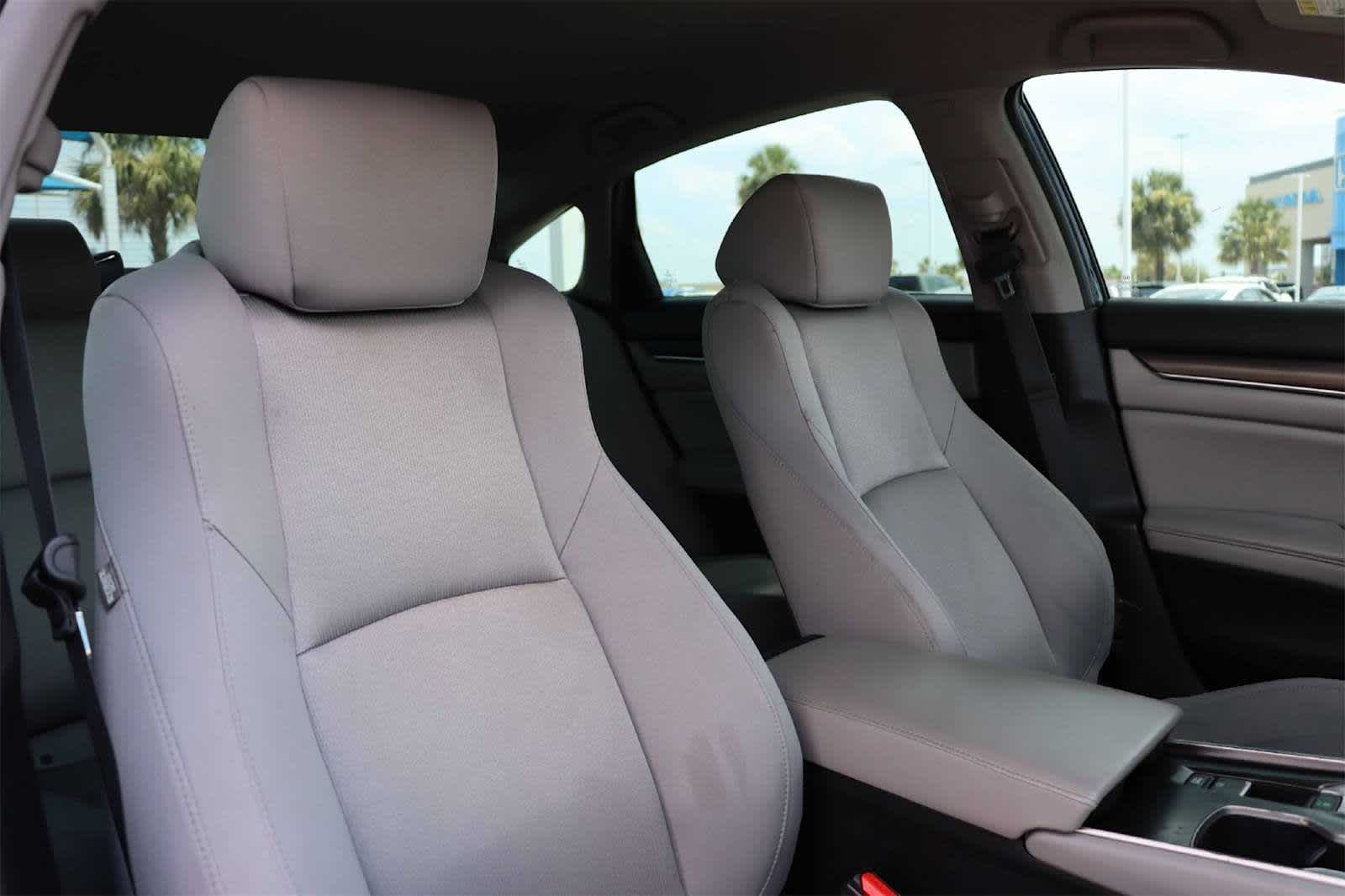 2018 Honda Accord LX 1.5T Image 7 of 25