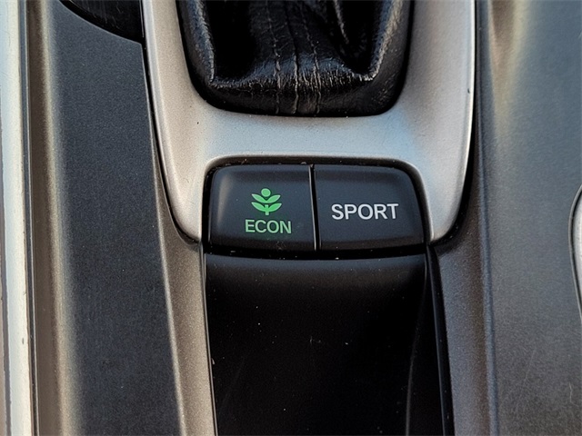 Vehicle image 33 of 38