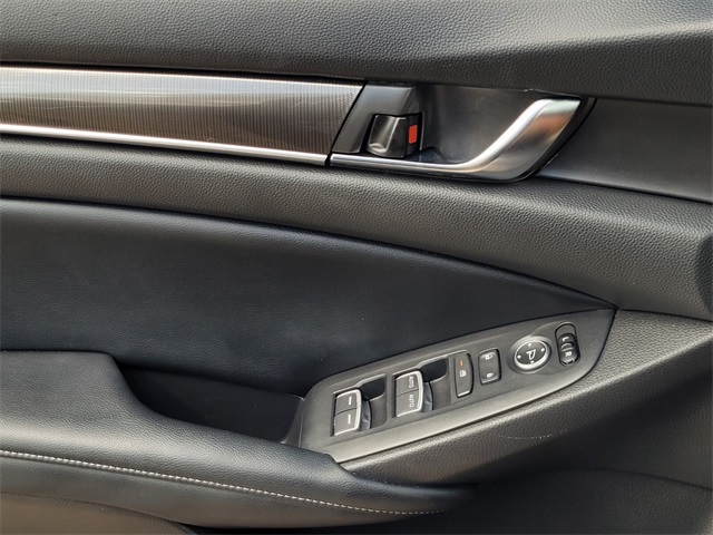 Vehicle image 27 of 38