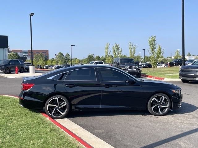 Vehicle image 4 of 26