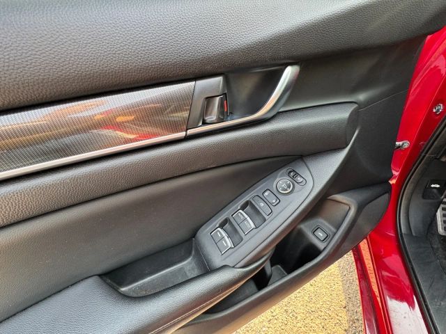 Vehicle image 18 of 19