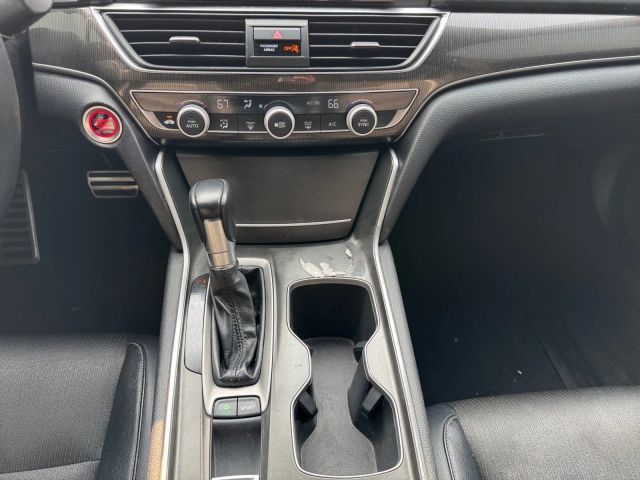 Vehicle image 17 of 19