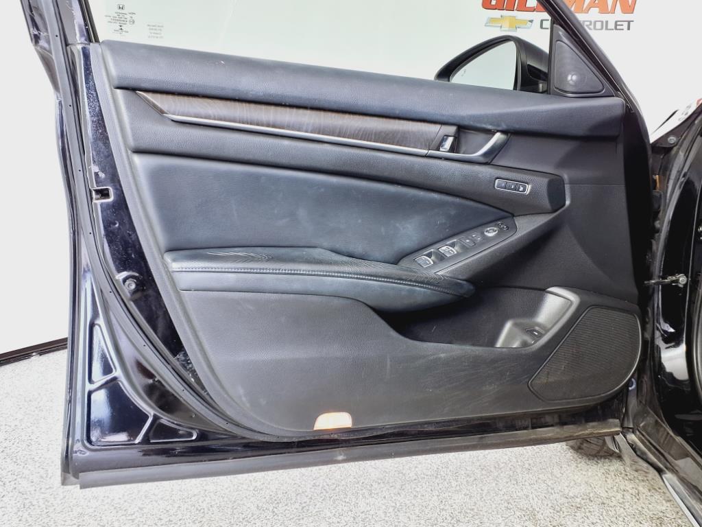 Vehicle image 17 of 25