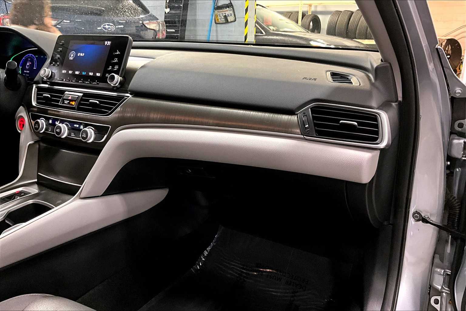 Vehicle image 17 of 35