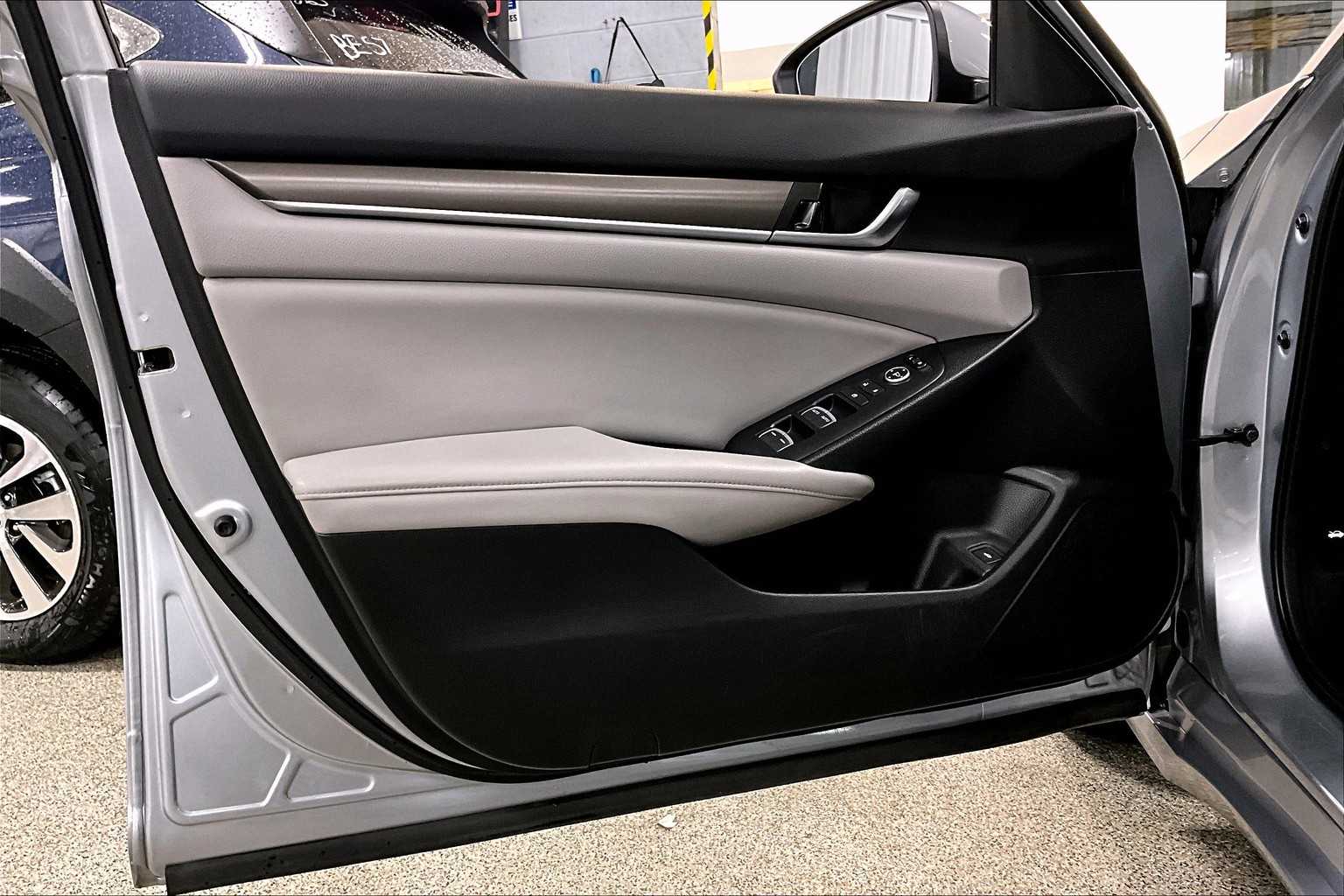 Vehicle image 20 of 35