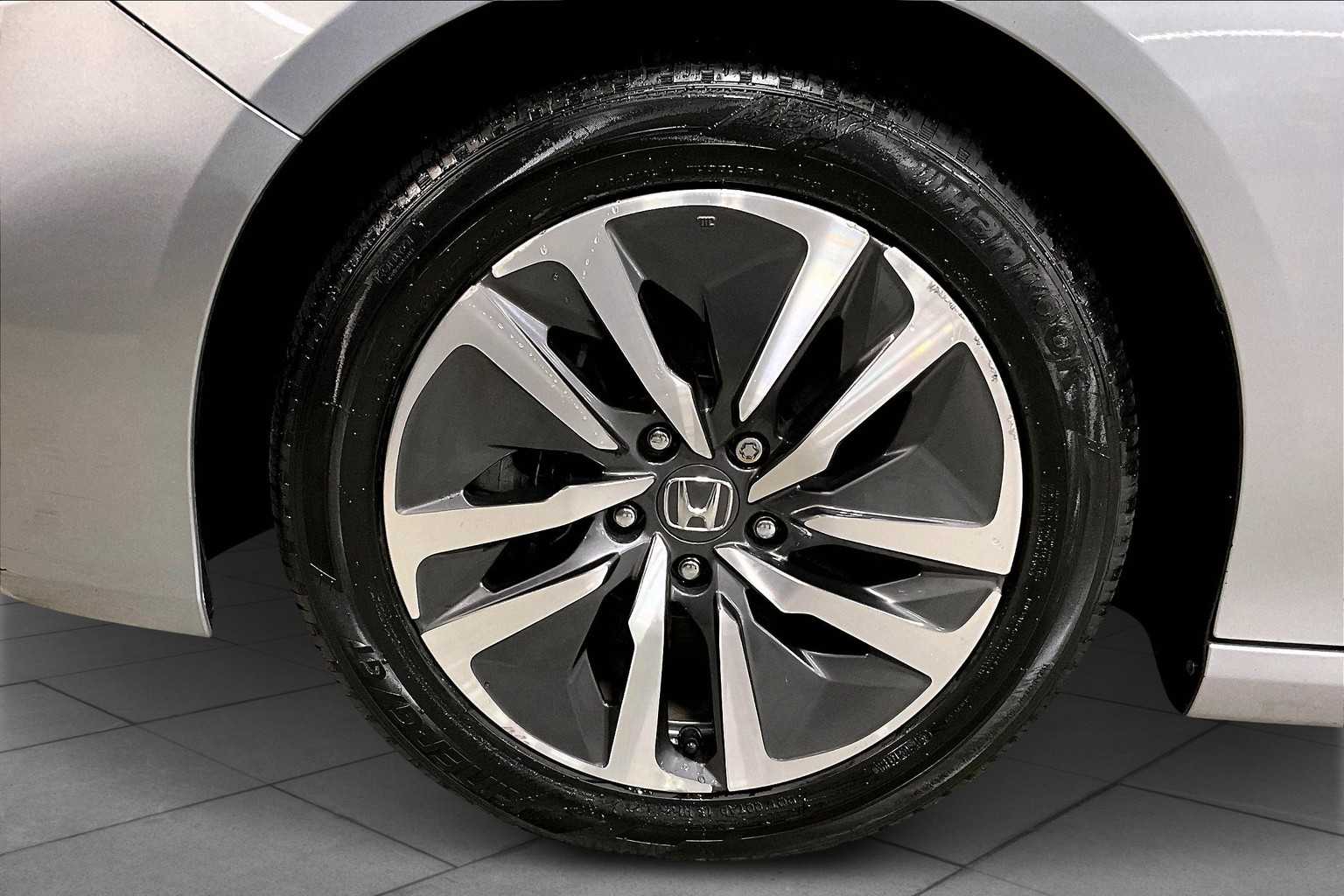 Vehicle image 12 of 35