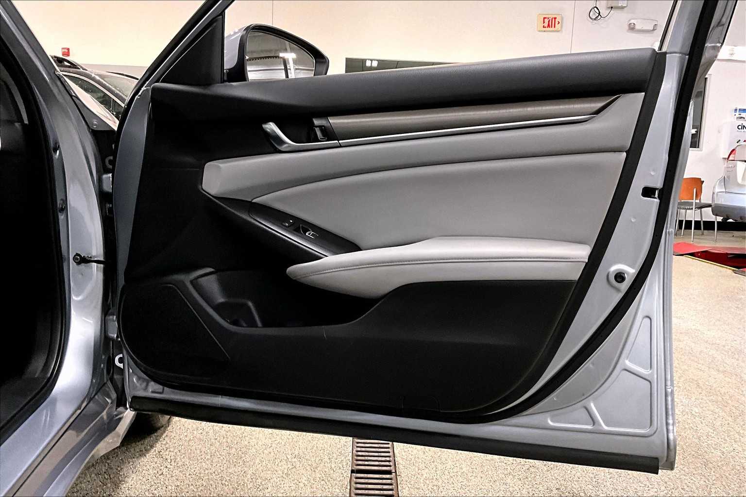 Vehicle image 21 of 35