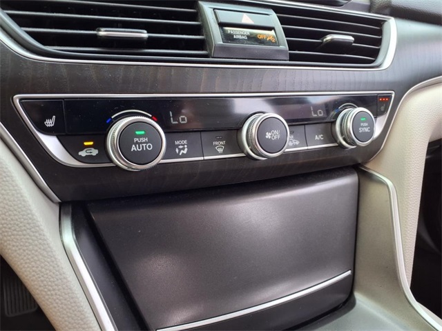 Vehicle image 23 of 26