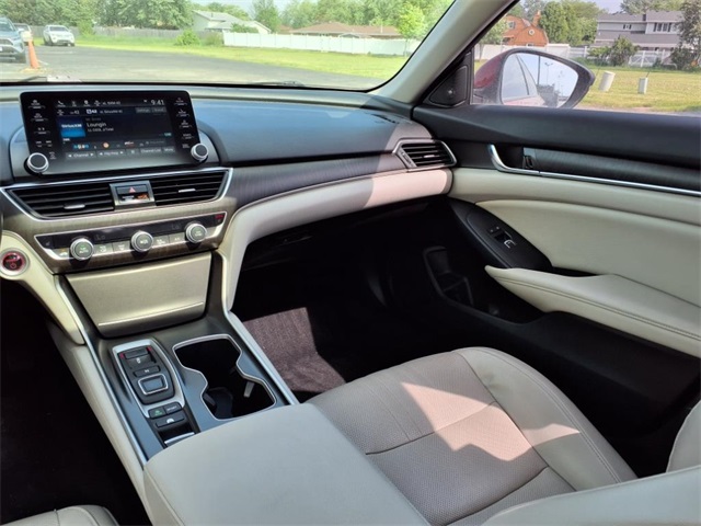 Vehicle image 21 of 26