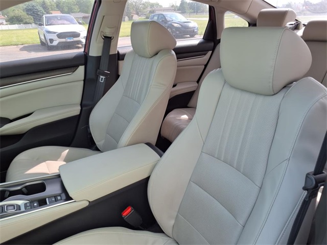 Vehicle image 15 of 26