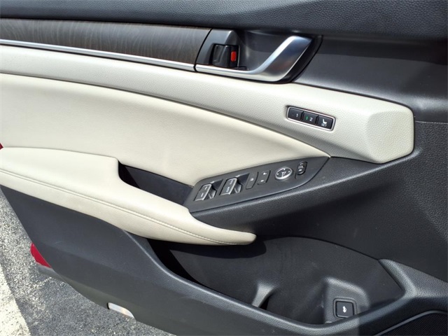 Vehicle image 10 of 26