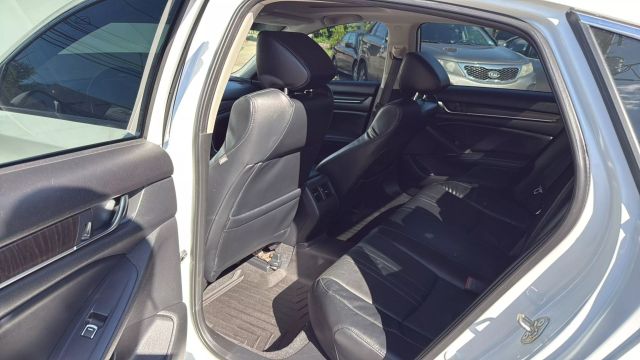 Vehicle image 27 of 31