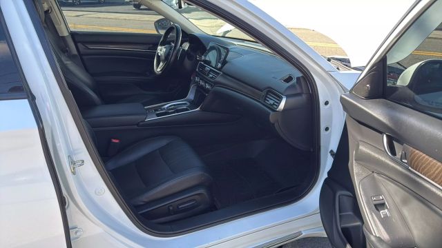 Vehicle image 25 of 31