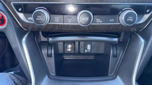 Vehicle image 19 of 31