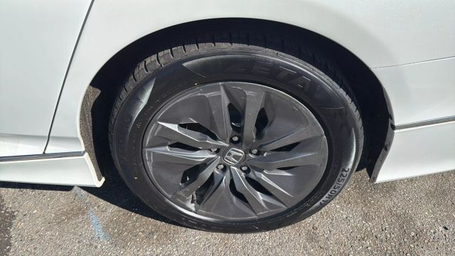 Vehicle image 9 of 31