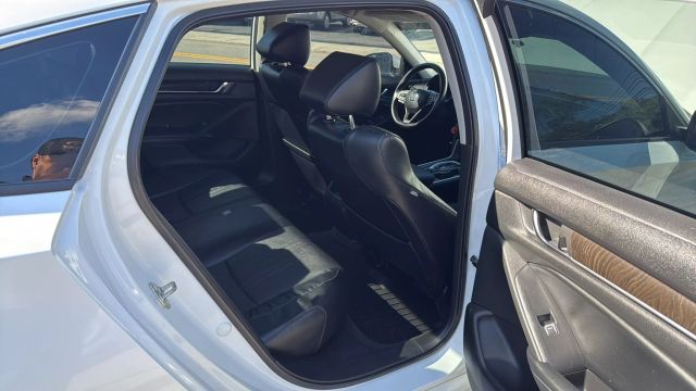 Vehicle image 26 of 31