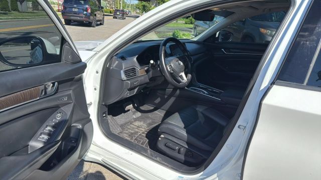 Vehicle image 23 of 31
