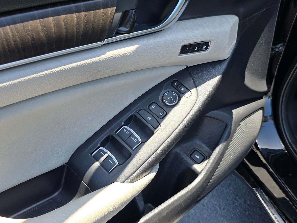Vehicle image 32 of 48