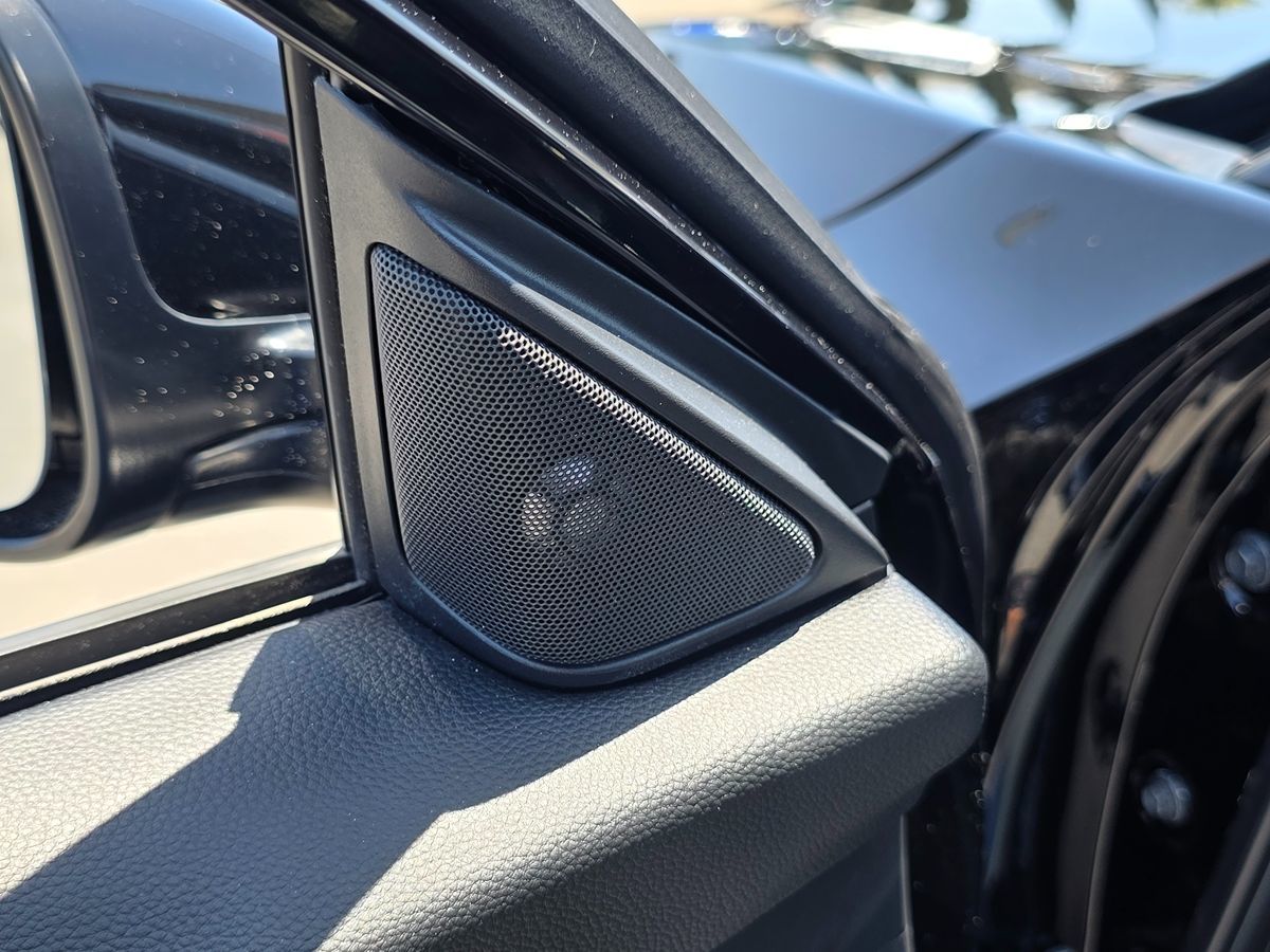Vehicle image 33 of 48