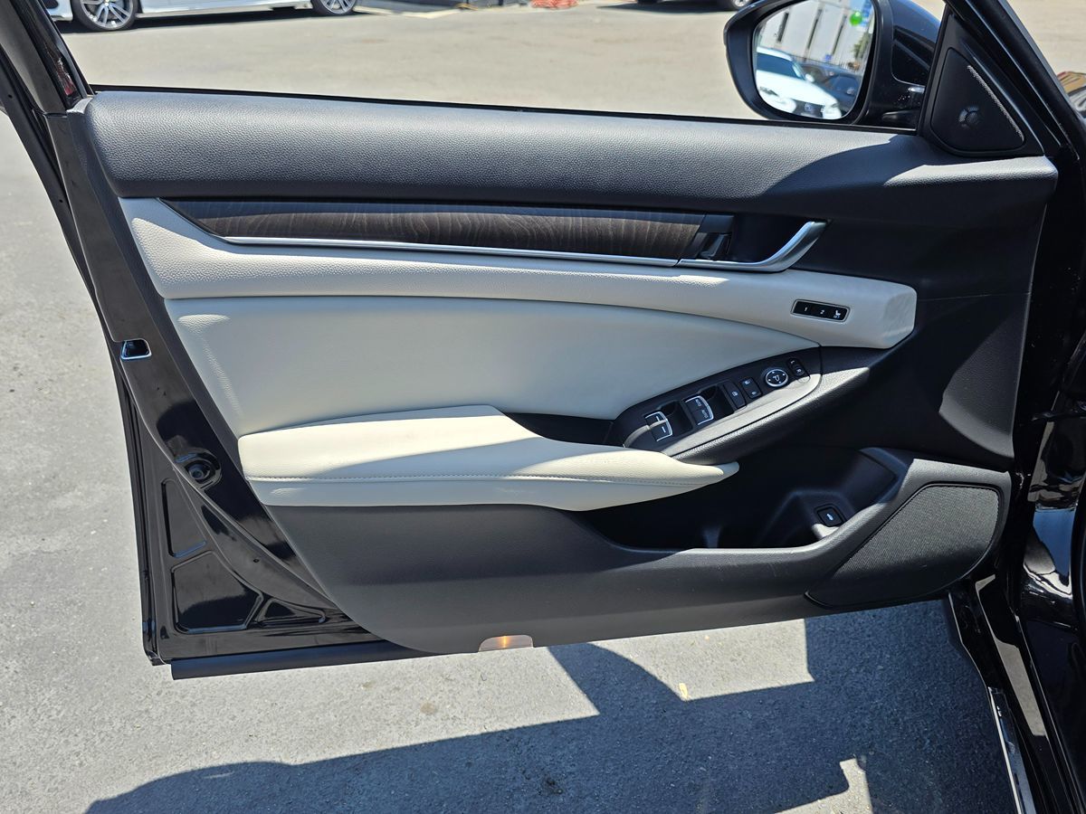 Vehicle image 31 of 48