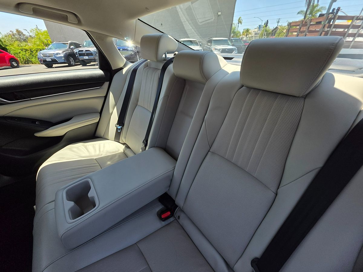 Vehicle image 27 of 48