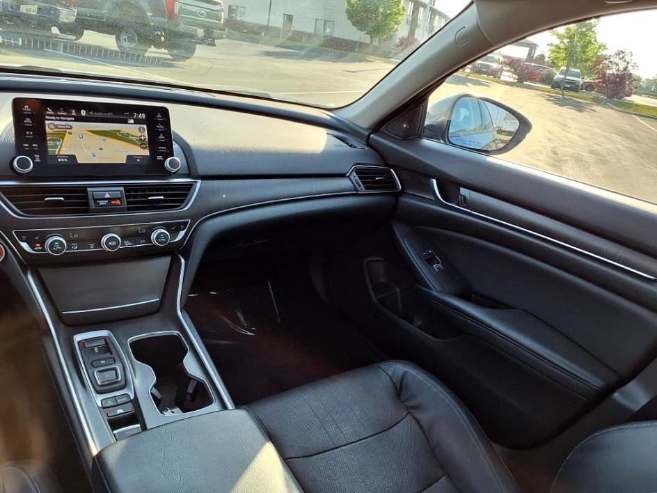 Vehicle image 23 of 34