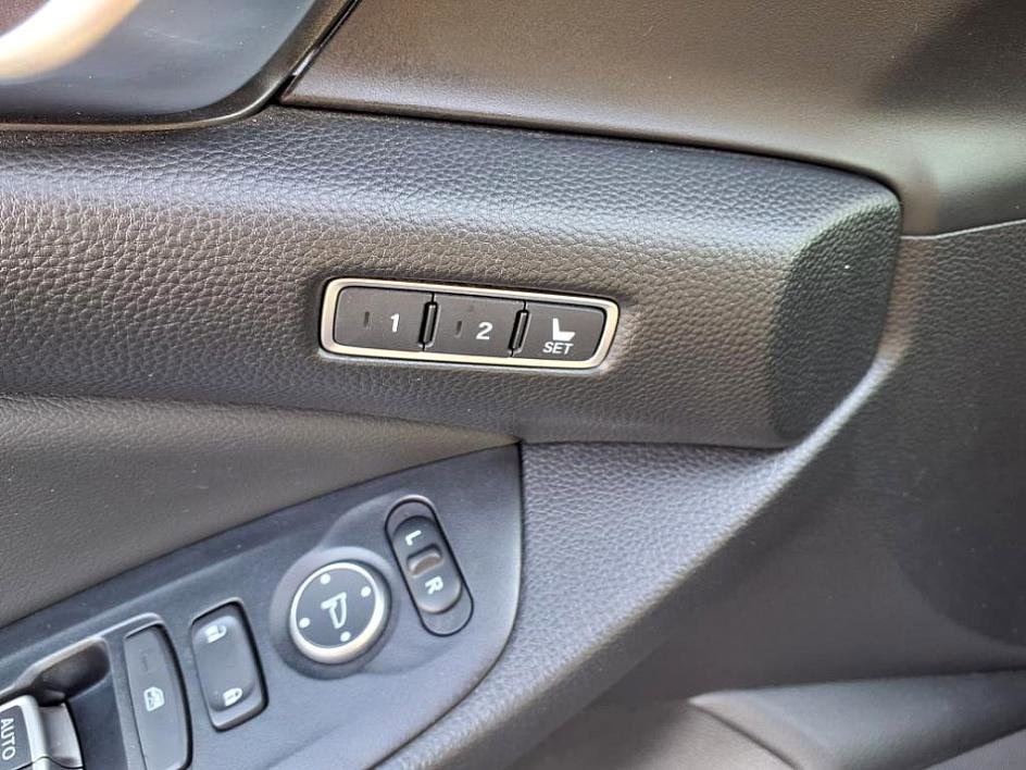 Vehicle image 14 of 34