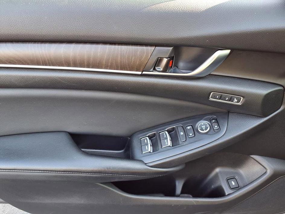 Vehicle image 12 of 34